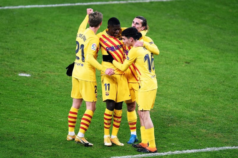 Ronald Koeman ayuda a los jugadores del Barcelona a encontrar mejores posiciones